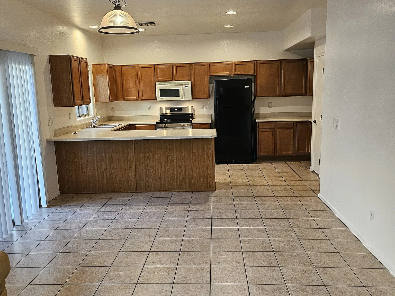 4 bed, 1618 sqft, $2,200 — Photo 1