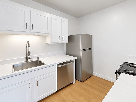 4th image of 2037 Castro St #22