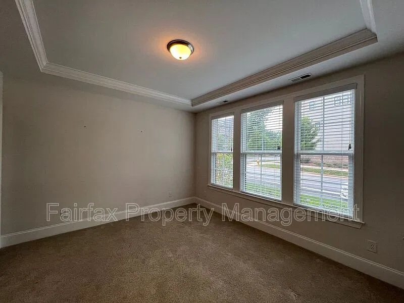 4 bed, 3.5 bath, 2000 sqft, $3,000 — Photo 3