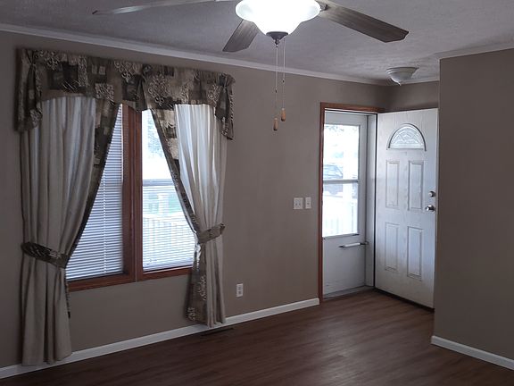 3rd image of 1001 N Van Buren St