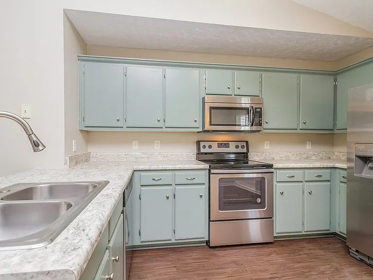 1147 Melvin Dr — Photo 6