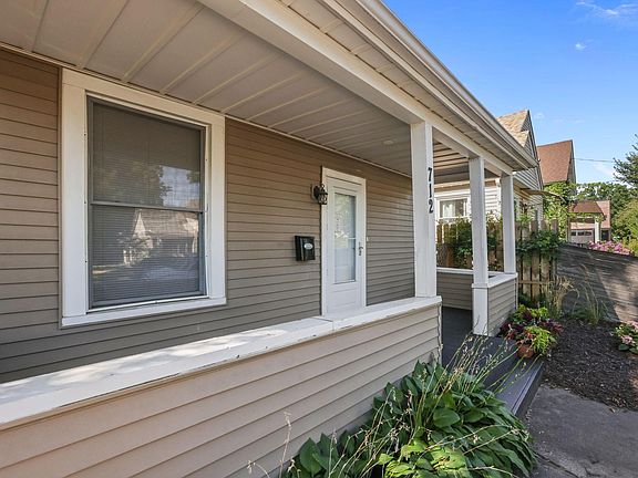 3rd image of 712 24th Ave NE