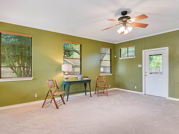 4th image of 264 Larchmont Dr
