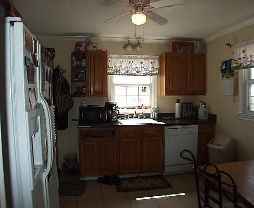 upper eat-in kitchen