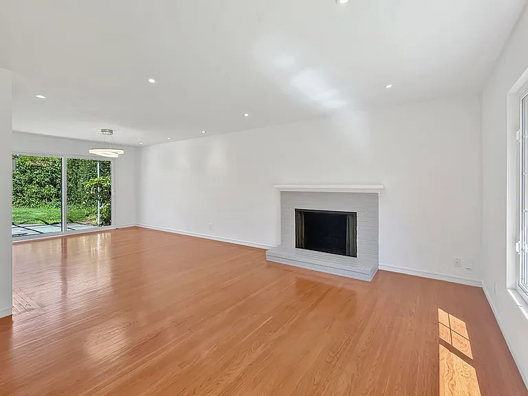 950 Olive St — Photo 23