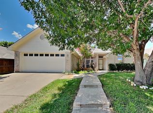 923 Rolling Meadows Dr, Burleson, TX 76028