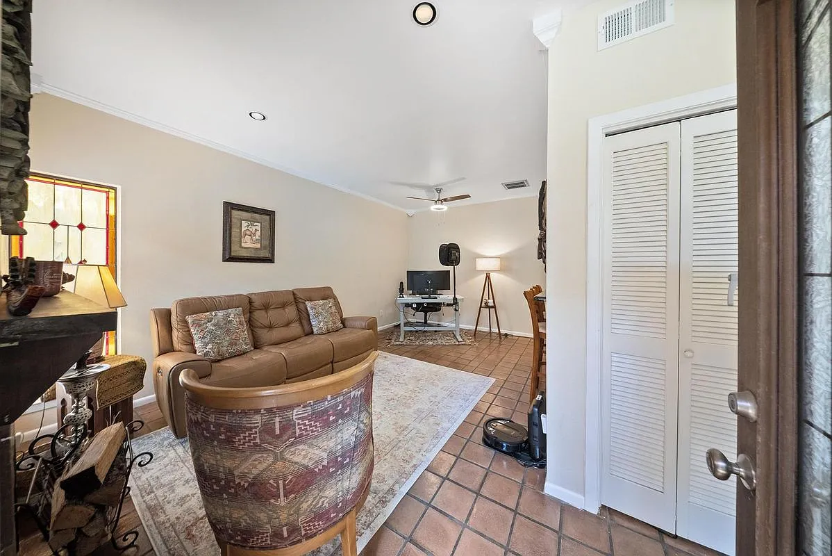2 bed, 1.5 bath, 1371 sqft, $2,200 — Photo 2