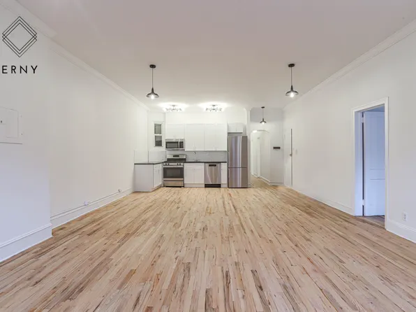 860 Manhattan Avenue image 1 of 12