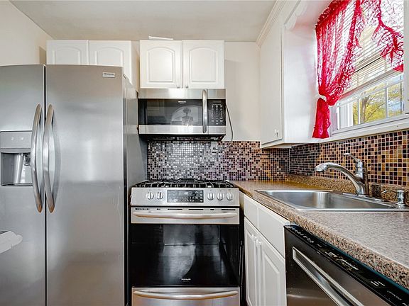 5th image of 325 Woodlawn Ave