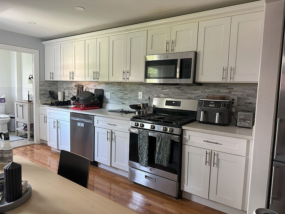 Kitchen (sink, dishwasher, stove, microwave)