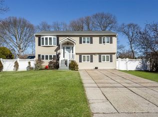 49 Munson Ln, West Sayville, NY 11796