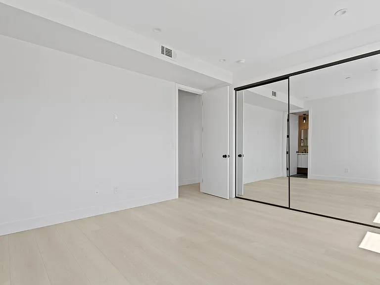 1815 Barry Ave — Photo 13