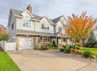 8 Willow Road, New Hyde Park, NY 11040