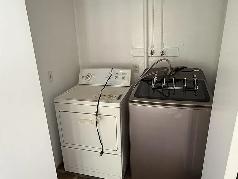 950 Stratford Ct — Photo 16