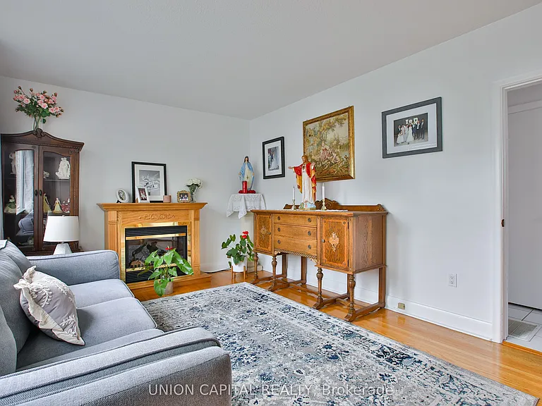 12 Newton Dr — Photo 2