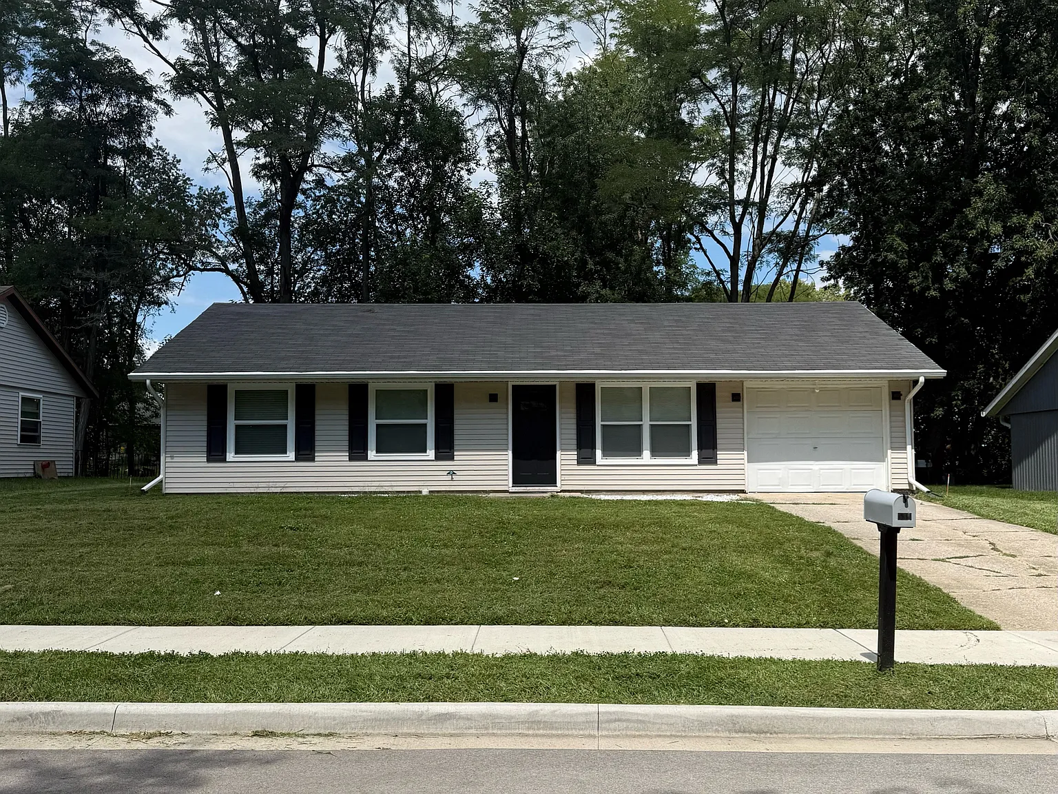 3 bed, 1008 sqft, $1,300 — Photo 1