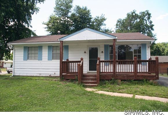 1st image of 12 Tulip Ave
