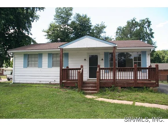 12 Tulip Ave photo 1