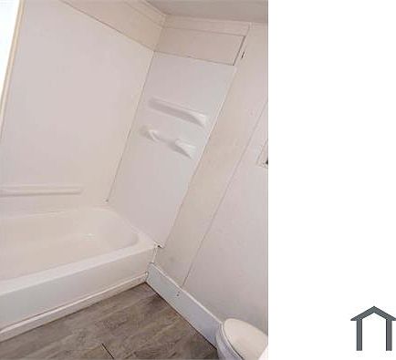 5th image of 3529 Robson St