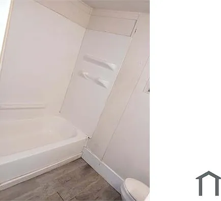 3529 Robson St — Photo 5