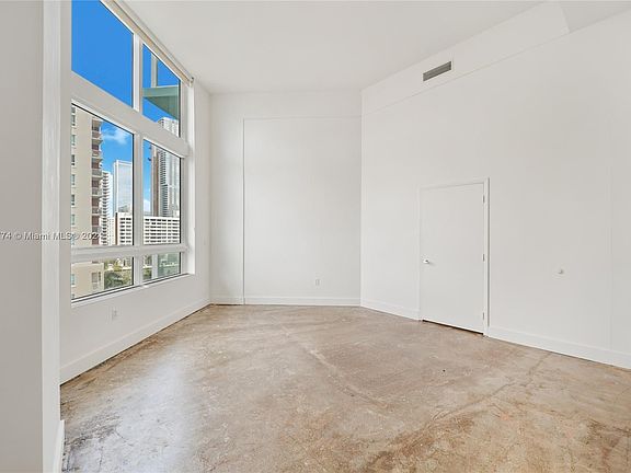 5th image of 1900 N Bayshore Dr APT 909