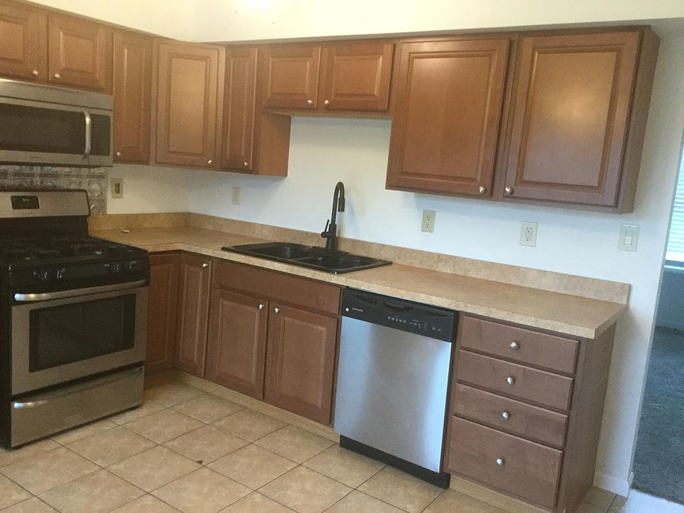 2nd image of 2564 Parkview St