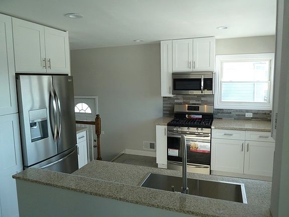 5th image of 2831 Hawthorne St