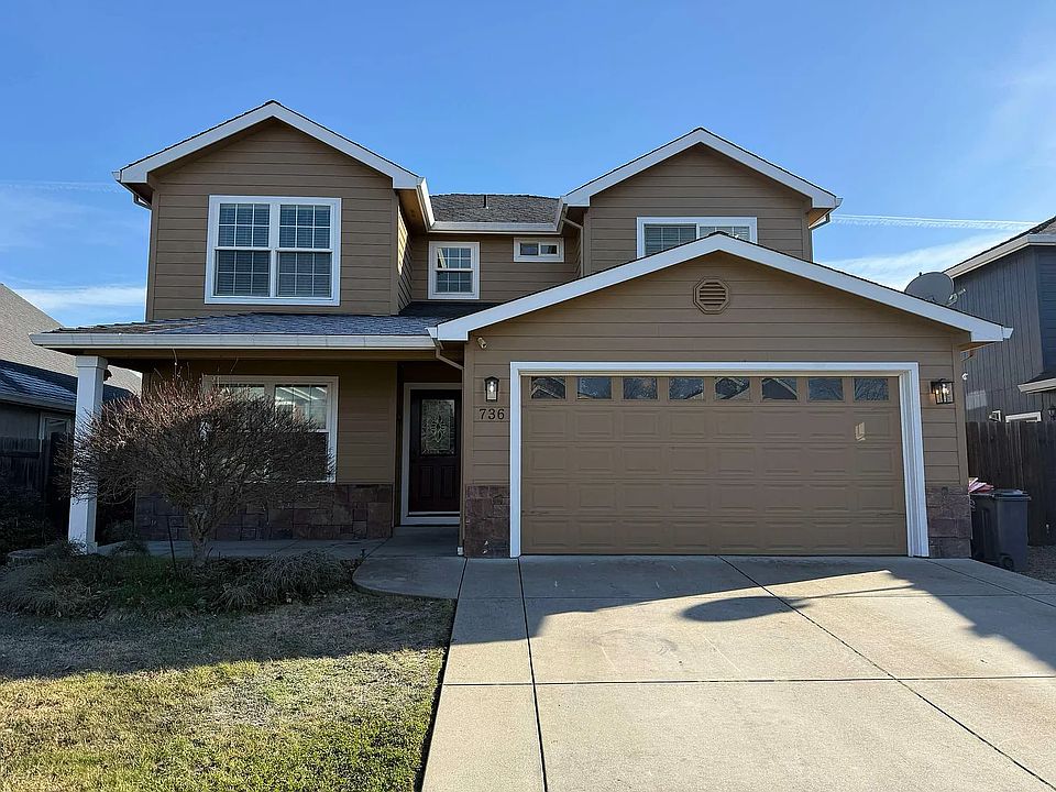 Front of home 2 car garage