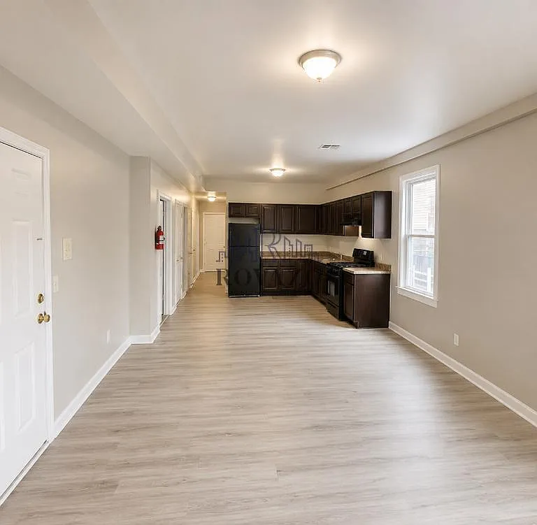 3 bed, 1.5 bath, 700 sqft, $2,295 — Photo 2