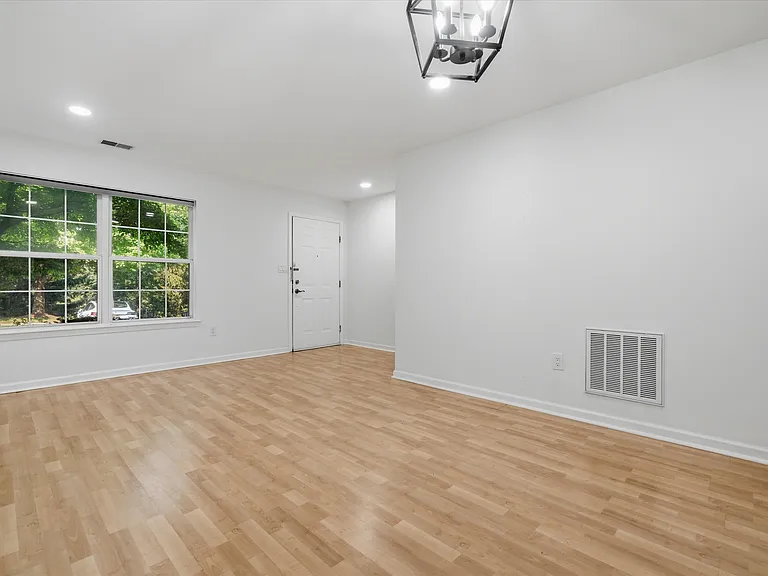 2148 Jordan Ct — Photo 7