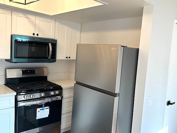 3rd image of 918 W College St APT 410