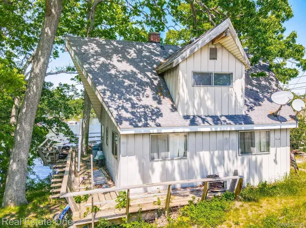 367 Oak Ln, Lake Orion, MI 48362