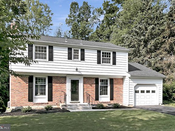 2nd image of 208 Woodgreen Ct