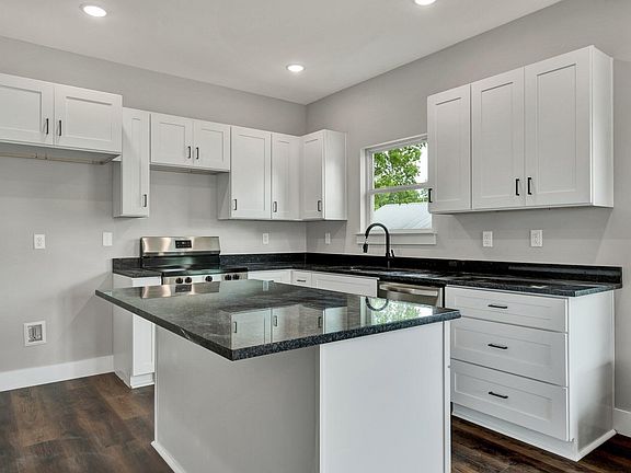 5th image of 523 13th St SE