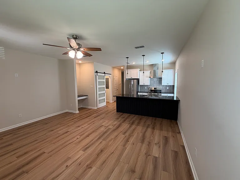 307 NE 2nd St #2 — Photo 4