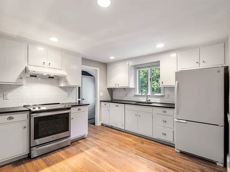 216 Claybrook Rd — Photo 3