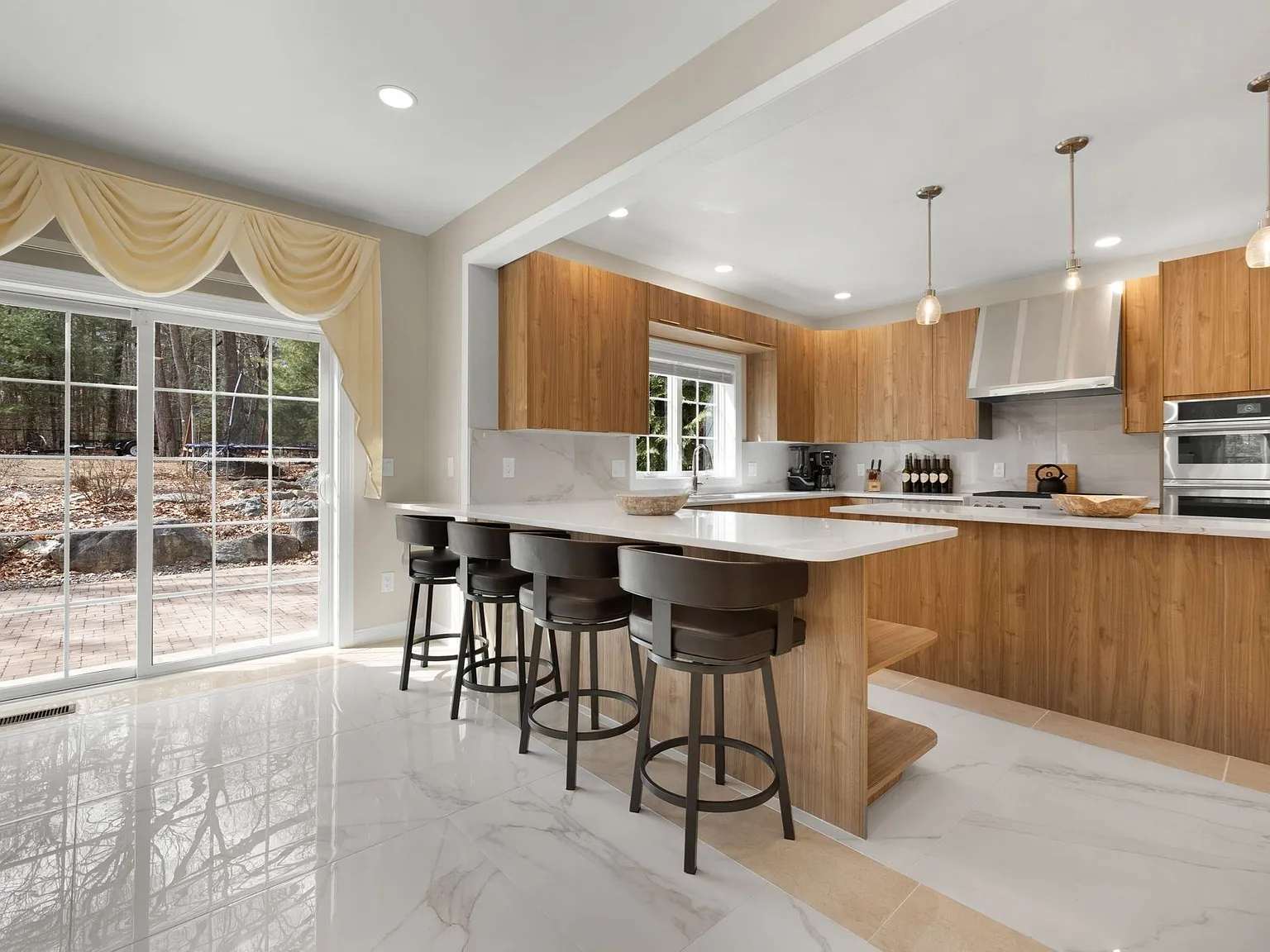 4 bed, 2.5 bath, 3514 sqft, $8,000 — Photo 4