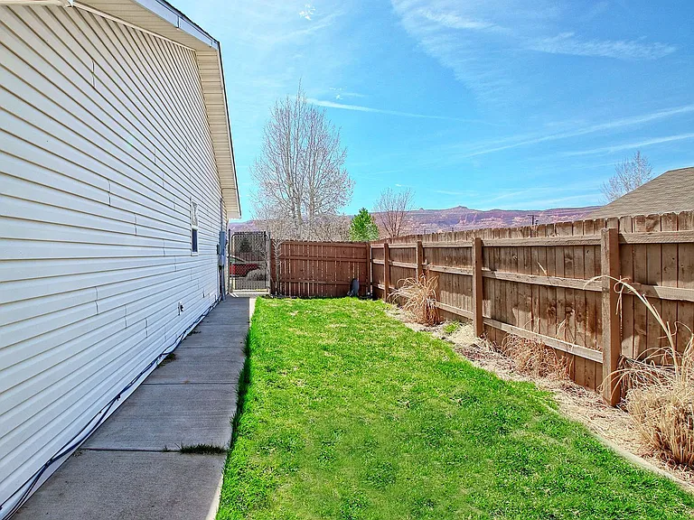 850 Henry Cir — Photo 8
