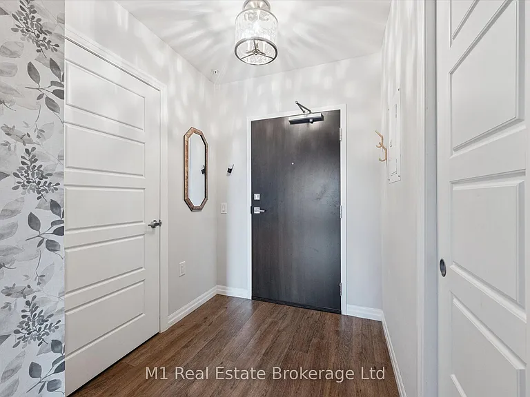 35 Kingsbury Sq #215 — Photo 7