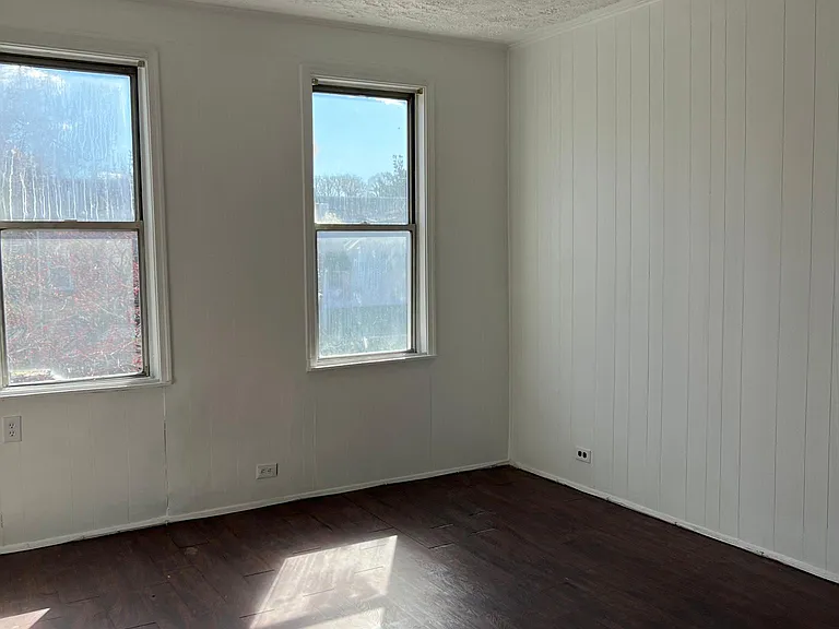2718 Baker St — Photo 5
