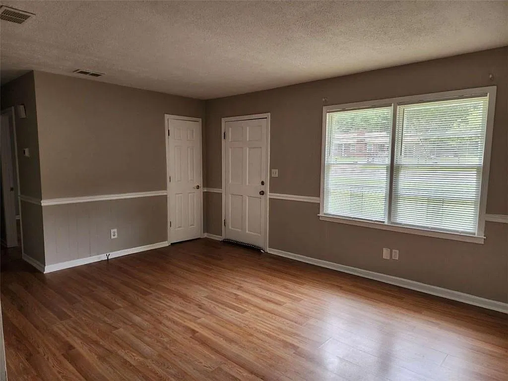 3 bed, 2.0 bath, 1075 sqft, $1,575 — Photo 3