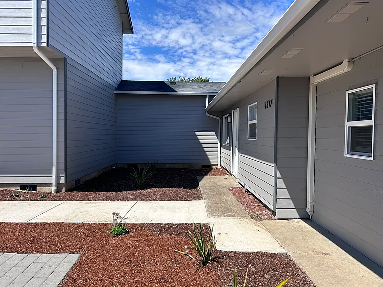 1317 SW Queen Ave — Photo 4