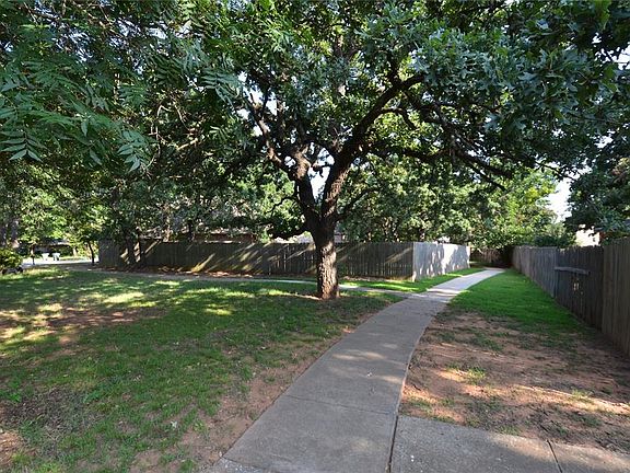 5th image of 820 Sandhurst Dr
