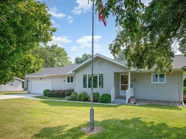 425 1st St, Breckenridge, MI 48615