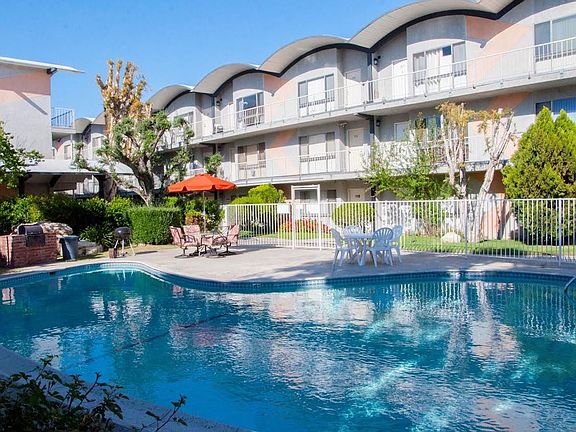 5th image of 20251 Sherman Way #304