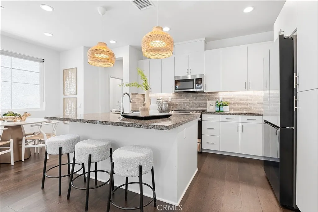 2 bed, 2.5 bath, 1341 sqft, $4,200 — Photo 2