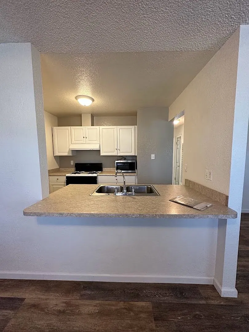 Charming 2 Bedroom Duplex with Garage & Fenced Backyard in Anderson! — Photo 3