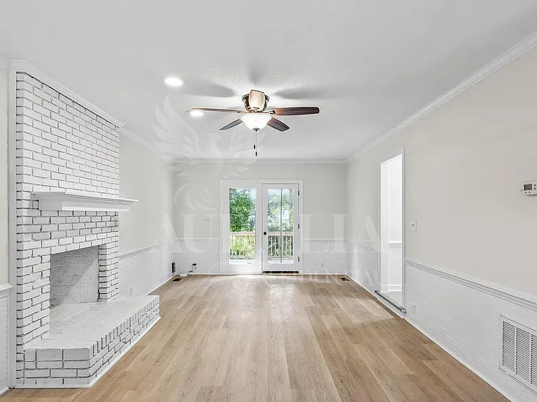 623 Elmwood Ct — Photo 6