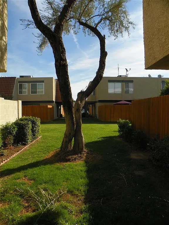 Glendale townhome - First month FREE- 2 bedroom 1.5 bath - Washer/Dryer hookups — Photo 3
