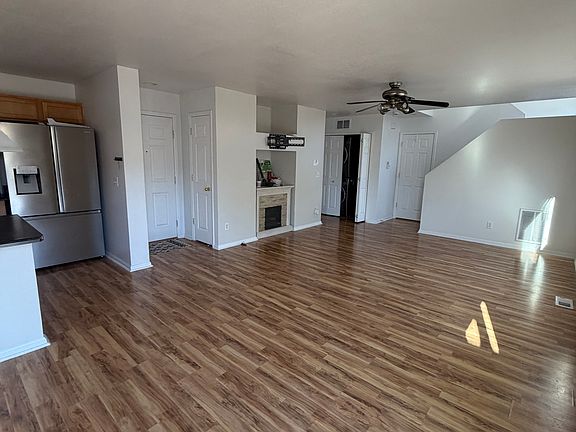 3rd image of 1919 Capital Dr